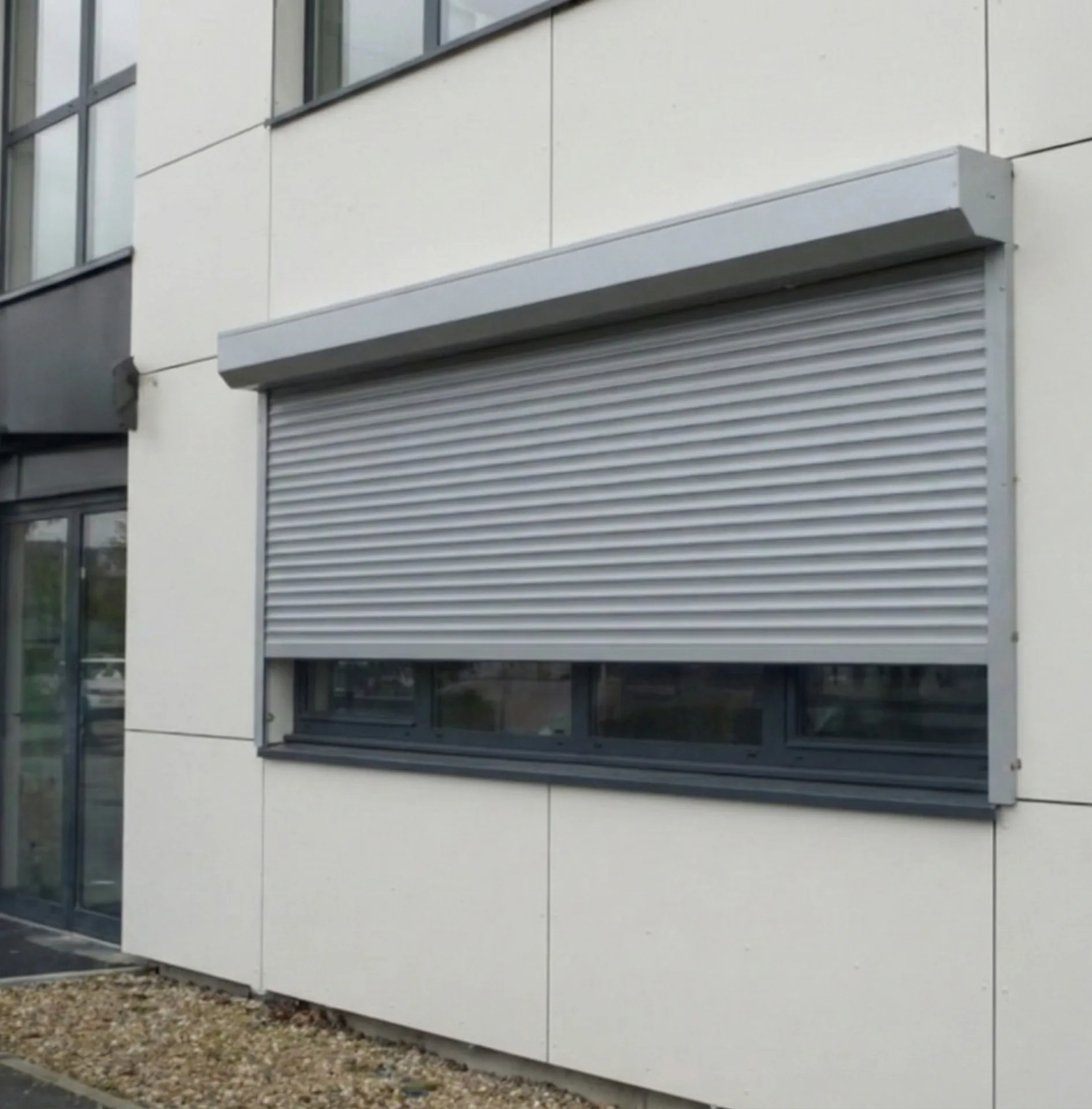 Moteur central ACM rideau métallique grande dimension Creil-Saint-Maximin Moteur central ACM rideau métallique grande dimension Creil-Saint-Maximin